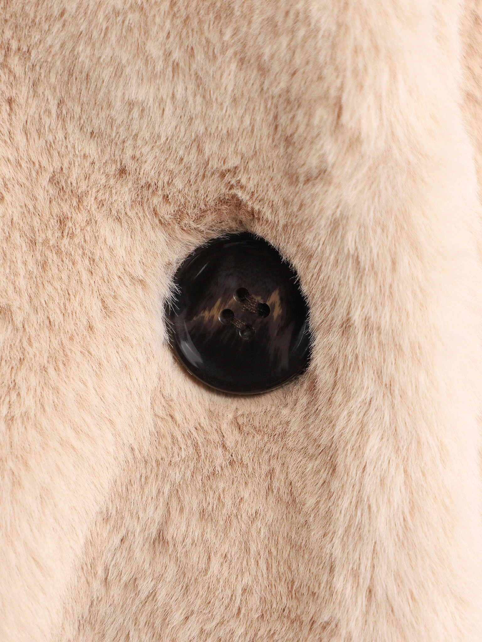 Полупальто бежевого цвета с отложным воротником